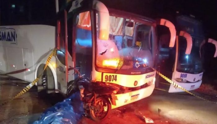 Motociclista morre após se chocar contra ônibus que estava parado