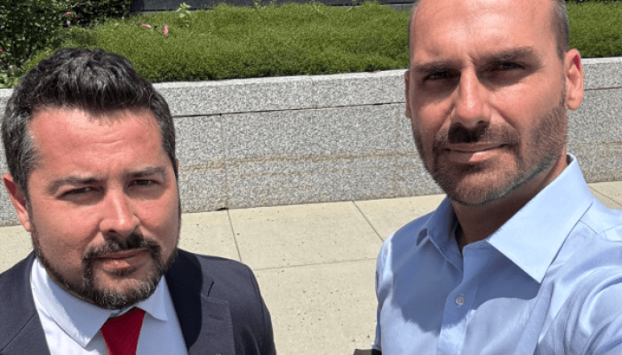 ‘Moraes não pode fazer nada’, diz Eduardo ao lado do ‘chefe dos embaixadores’ dos EUA