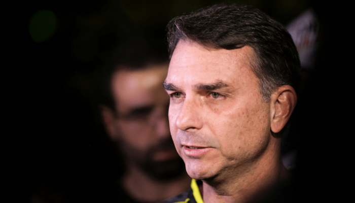 Flávio Bolsonaro cobra por apoio e diz que direita “tem de vir comigo desde o início”
