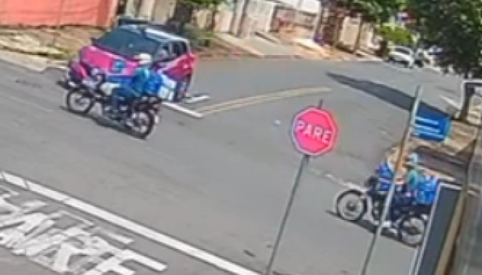 Motorista avança cruzamento e atinge motociclista