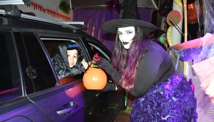 Colégio Singular promove drive-thru de Halloween para reforçar aprendizado bilíngue