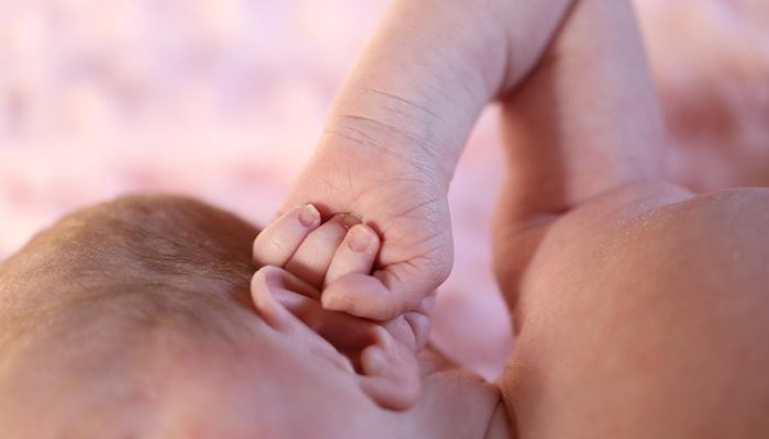 Recém-nascida é encontrada com vida em caixa de descarga