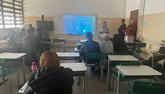 Desenvolvimento profissional é tema de encontro com jovens alunos