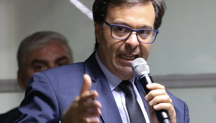 Ministro de Bolsonaro que tentou obter passaporte português para Mauro Cid deixa o PL