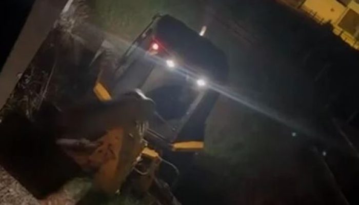 Homem furta retroescavadeira e tenta invadir agência bancária