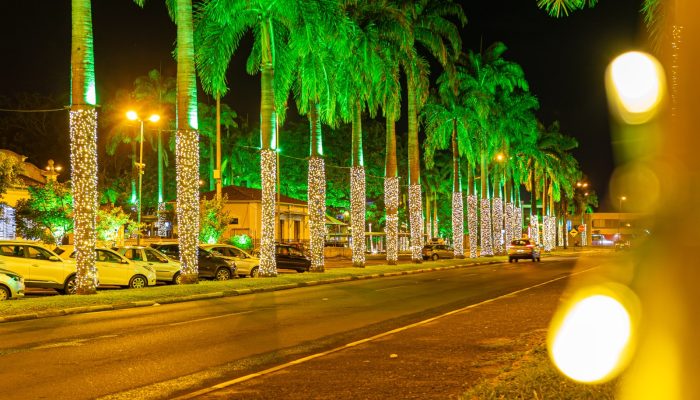 Natal ilumina cidades da RMC com vilas temáticas e programação gratuita