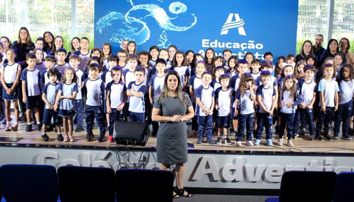 Coral natalino do Colégio Adventista faz apresentação na Praça Arautos da Paz
