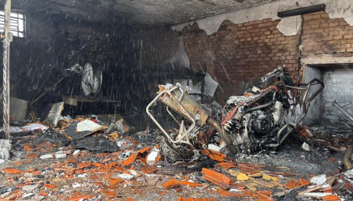 Incêndio em garagem de casa no Jardim São Vicente destrói quatro motos