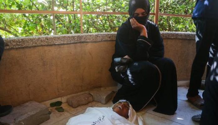 Abdul Jawad al-Ghalban, 14 anos, morto pela fome, e sua mãe no Hospital Nasser, na Faixa de Gaza