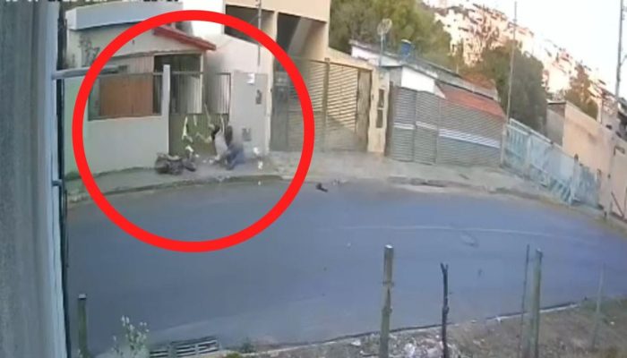 1 de 1Câmera flagra momento em que idoso é atropelado por moto em Formiga — Foto: Reprodução câmera de monitoramento