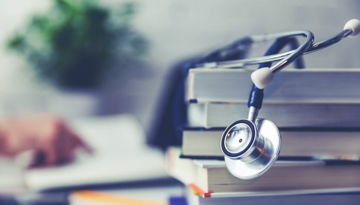 1 de 1Imagem ilustratia mostra um estetoscópio, aparelho usado por médicos, e livros — Foto: Adobe Stock