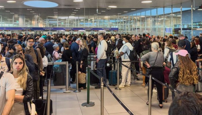 Após caos, Portugal suspende controle europeu de fronteiras em aeroporto de Lisboa