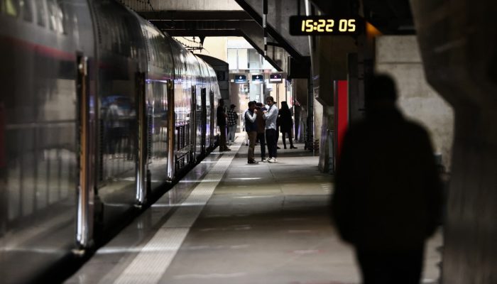 1 de 1Os passageiros esperam na plataforma três da estação de trem Montparnasse em Paris, em 14 de novembro de 2025 — Foto: THIBAUD MORITZ / AFP