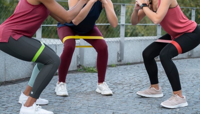 7 exercícios para fazer com elásticos e mini...