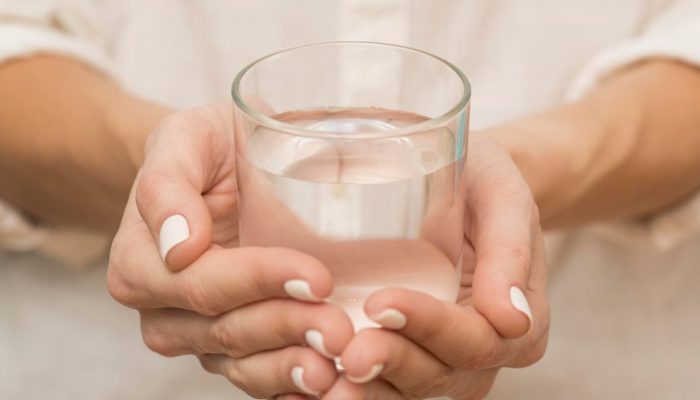 Para que serve a água morna na Ayurveda?