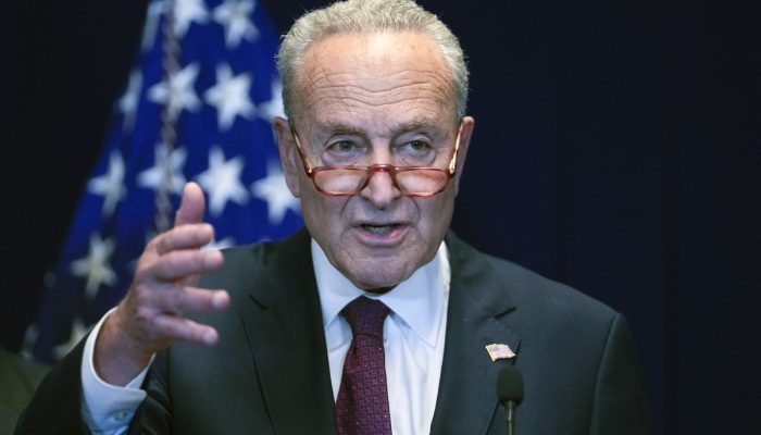 Líder democrata promete bloquear financiamento ao Departamento de Segurança Interna dos EUA após tiros | Mundo