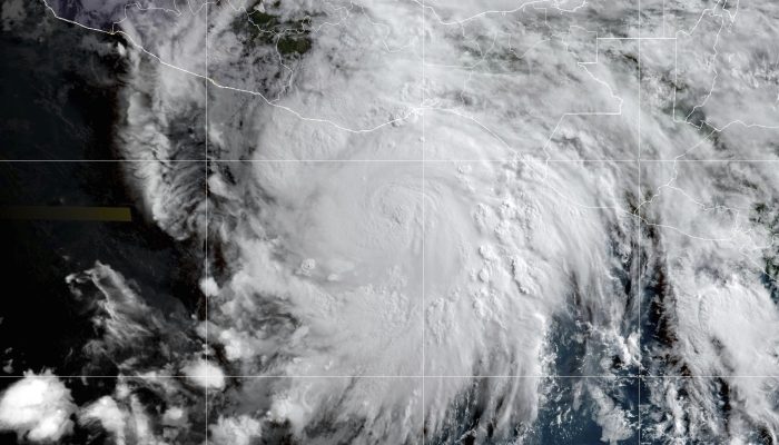 1 de 1Imagem de satélite, fornecida pela Administração Nacional Oceânica e Atmosférica dos EUA (NOAA), mostra o furacão Erick se aproximando da costa do Pacífico do México, na manhã de quarta-feira, 18 de junho de 2025 — Foto: NOAA via AP