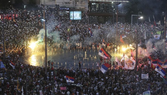 Manifestantes antigoverno entram em choque com a polícia em protesto na Sérvia | Mundo