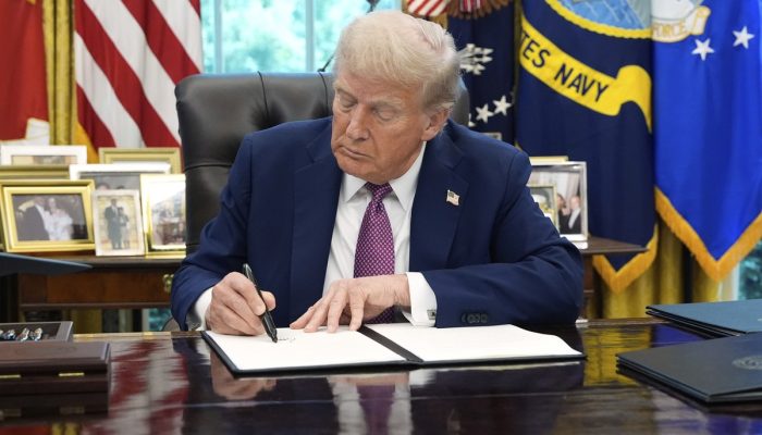 Trump assina ordem executiva oferecendo isenções tarifárias a parceiros comerciais | Mundo