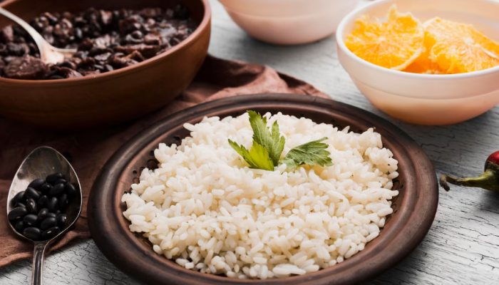 Quedas nos preços do arroz, feijão e leite ajudam a conter a inflação em 2025, aponta Apas