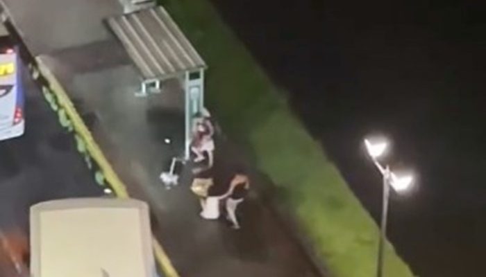 1 de 1Vítima de assalto cai no chão e é arrastada pelo braço — Foto: Reprodução/Whatsapp