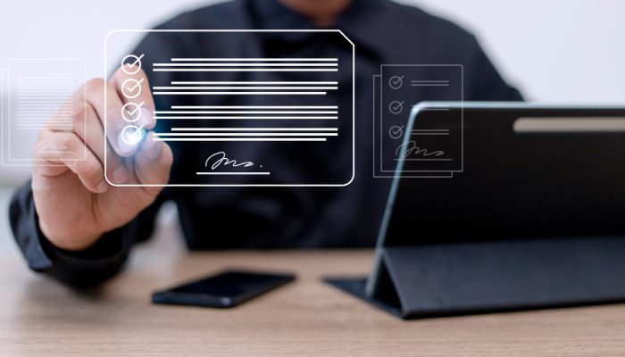 Homem assinando documento de forma eletrônica