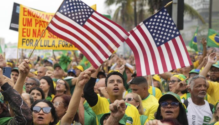 Traição? Saiba se levar bandeira dos EUA em manifestação é crime | Política