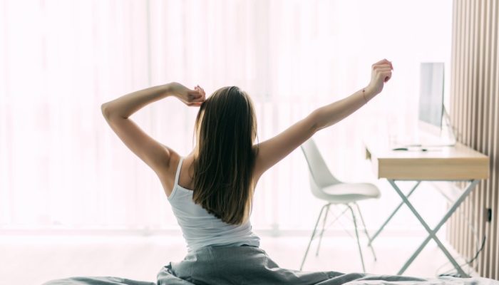 O que acontece no corpo quando você se espreguiça ao acordar