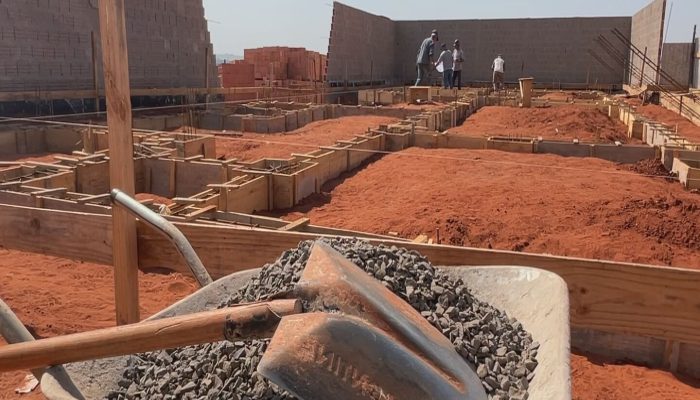 1 de 1Construção civil agiliza serviços durante período de estiagem — Foto: TV TEM/Reprodução