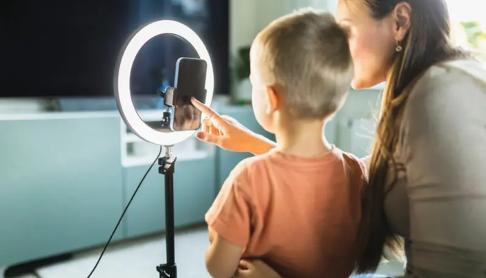1 de 1Julgamentos sociais, rastro digital futuro e segurança estão entre preocupações com exposição de crianças na internet — Foto: Getty Images via BBC