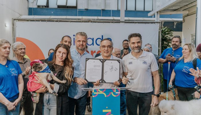 Em ato simbólico e com emoção, prefeito Marcelo Lima assina lei que permite visita de pets em hospitais