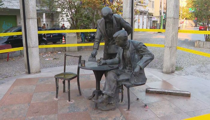 1 de 1Estátua de Noel Rosa, em Vila Isabel, será retirada para reparos após novos atos de vandalismo — Foto: Reprodução/TV Globo