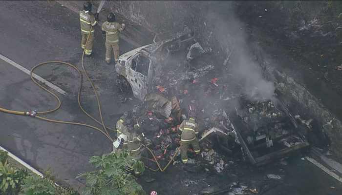 1 de 2Caminhão pega fogo na BR-040 na subida da Serra de Petrópolis — Foto: Reprodução/TV Globo