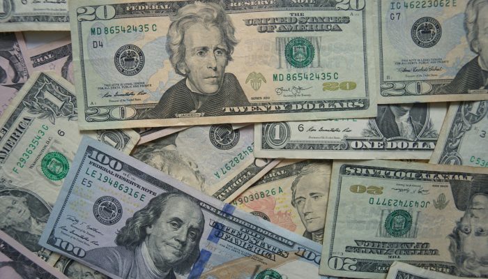 Dólar hoje acompanha exterior e sobe mais de 1% com guerra no Oriente Médio no foco