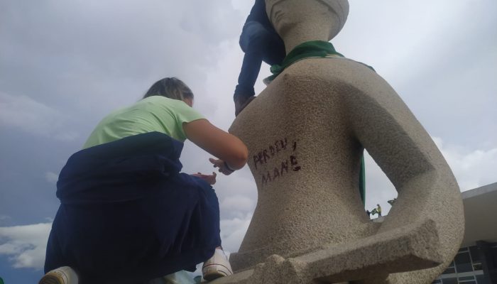 Alexandre autoriza assistência religiosa à golpista que pichou estátua com batom