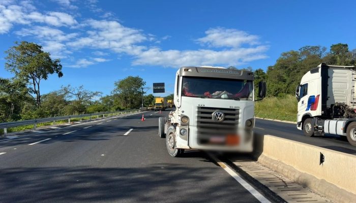 1 de 1Acidente foi registrado na BR-135 em Montes Claros — Foto: Carla Marques/ Inter TV