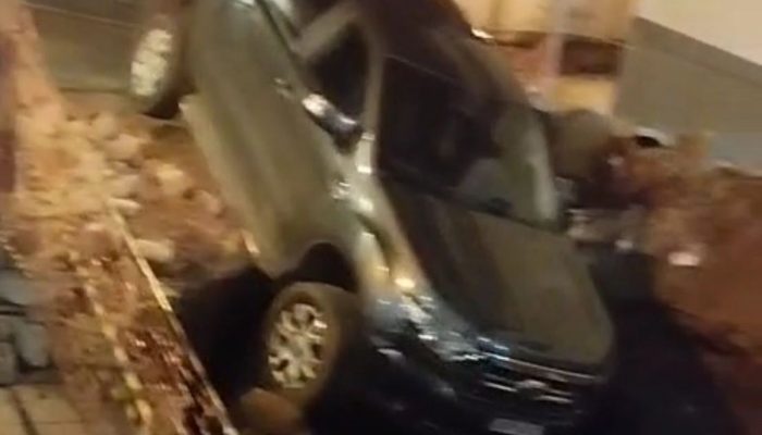 1 de 1Caminhonete cai em cratera no bairro Bonfim, em São João del Rei — Foto: Pop News/Reprodução