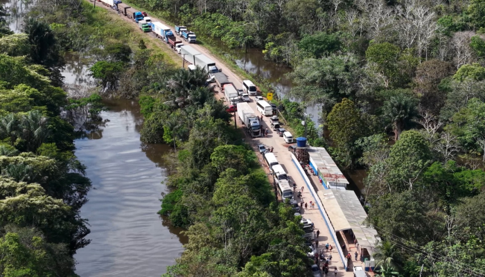 1 de 3Caminhões e carros em longa fila formada na BR-319 após desabamento de aterro interditar trecho da rodovia. — Foto: William Duarte/Rede Amazônica