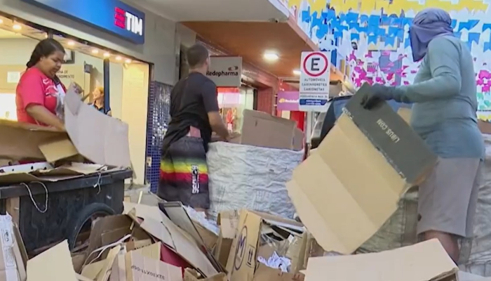 1 de 2Trabalho de coleta de recicláveis em Campina Grande — Foto: Foto: Reprodução TV Paraíba.
