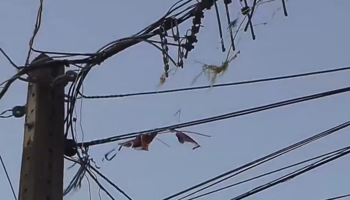 1 de 2Pipas presas em fios da rede elétrica da Paraíba — Foto: Reprodução TV Cabo Branco.