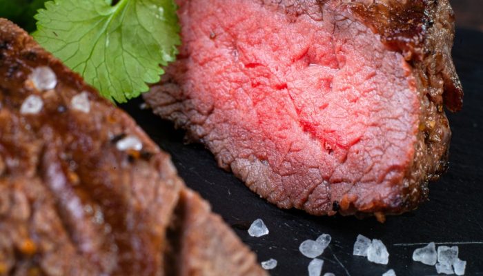 Carne vermelha faz mal? Benefícios, riscos e o que diz a ciência