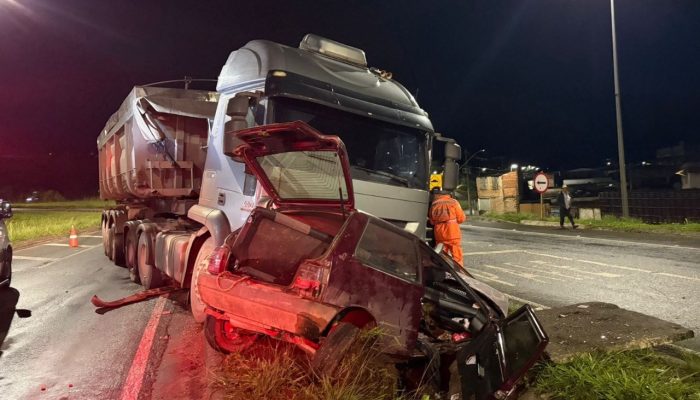 1 de 1Carro foi atingido por carreta no km 5 da BR-265, em Barbacena — Foto: Corpo de Bombeiros/Divulgação