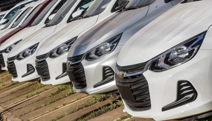 Dianteiras de carros enfileirados