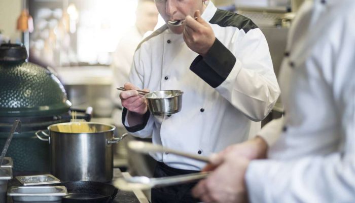 O truque que chefs usam para deixar qualquer comida mais saborosa