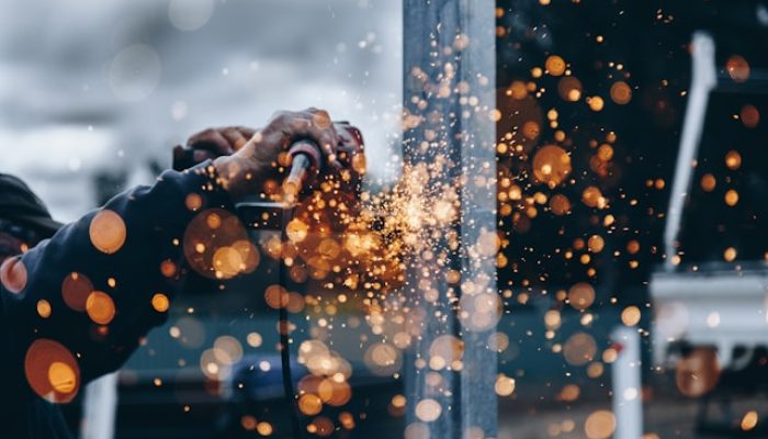 Ações de construtoras sobem até 246% após cortes na Selic; alta se repetirá em 2026?
