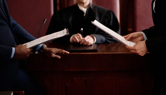 Desembargador entendeu que uso de antecedentes e de documentos de ação penal alheia a julgada contra o réu viola presunção de inocência
