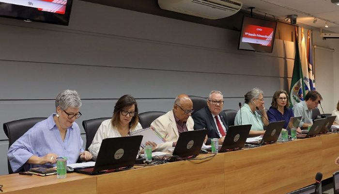 Barrada por manifestantes, reunião do Consu será retomada na tarde desta quinta-feira