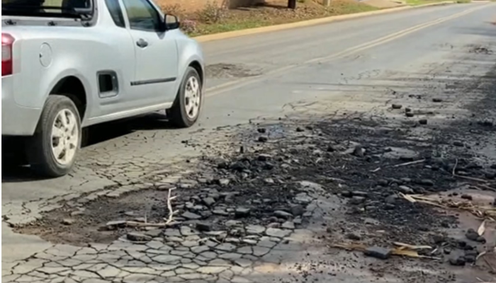 1 de 1Buracos e lama tomam conta de estrada asfaltada há menos de um ano em Rio das Pedras — Foto: Reprodução
