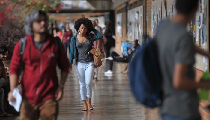 Concluintes de cursos de tecnologia fazem Enade 2025 neste domingo