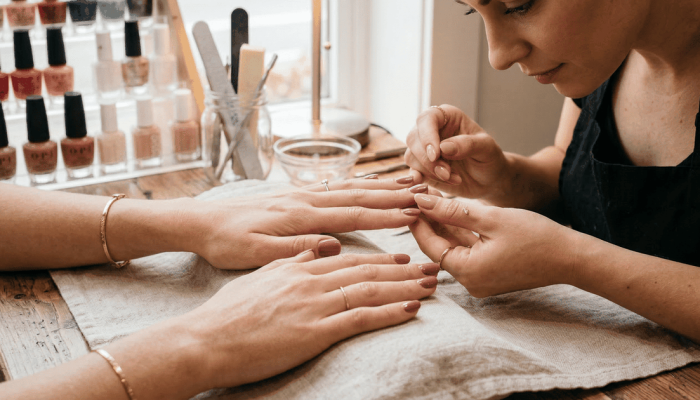 Quanto custa manter as unhas sempre bonitas durante o ano?